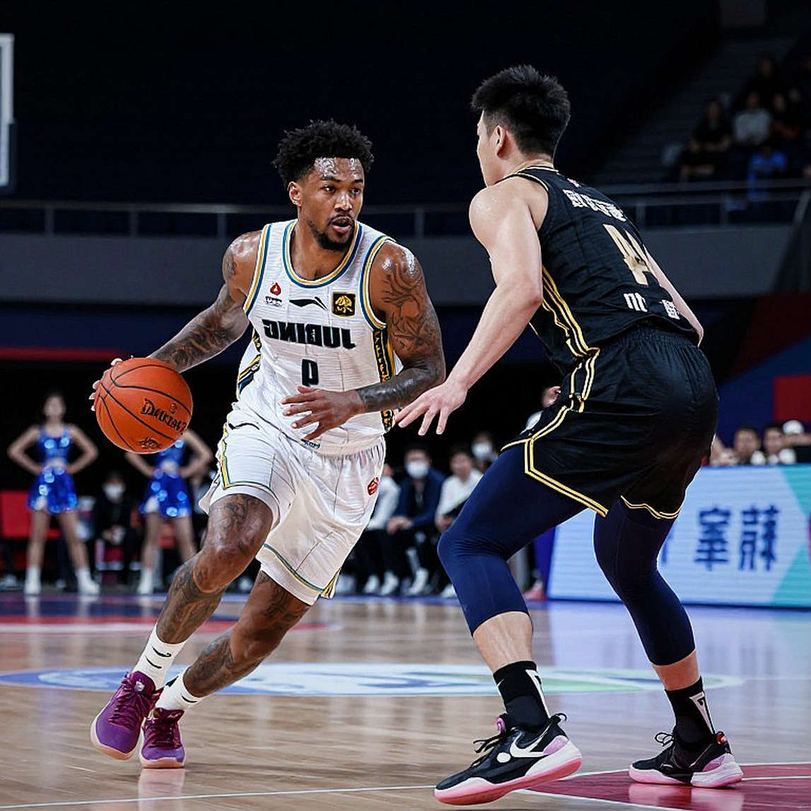 Gã khổng lồ ngủ quên ở NBA: Bảng số liệu không đo được nhịp thở của một đội bóng