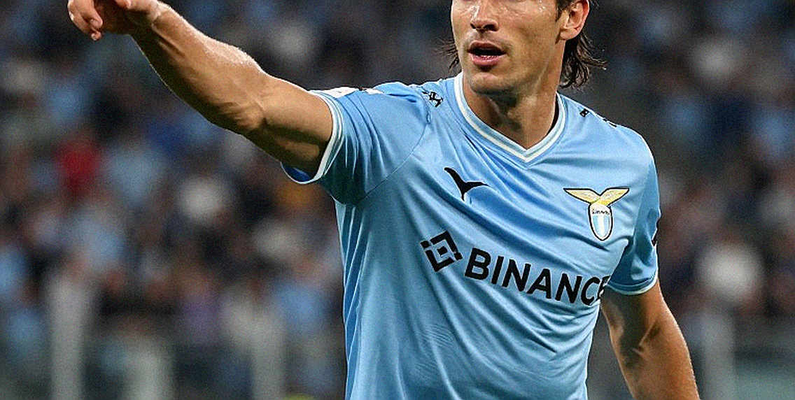 Ronaldo, chiếc băng đội trưởng và tiếng còi từ khán đài